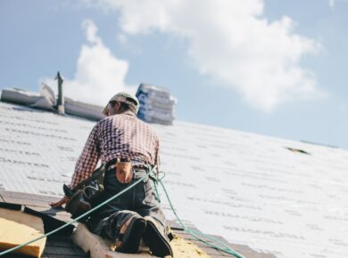 mężczyzna pracujący na dachu z systemem bezpieczeństwa